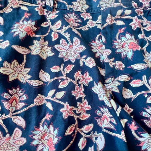 Gap Women NWT Women’s Size 8 Navy Blue Floral Stretch Mid‎ Rise City Shorts - Picture 10 of 11